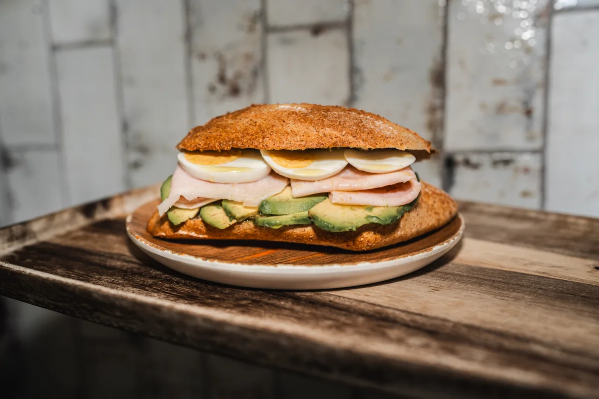 Bocadillo de brunch recién hecho