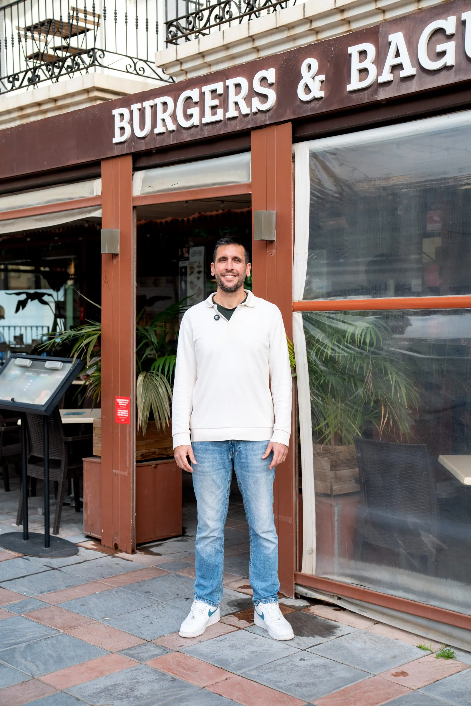 Andrés, de la familia Lorena, a la puerta de uno de los locales