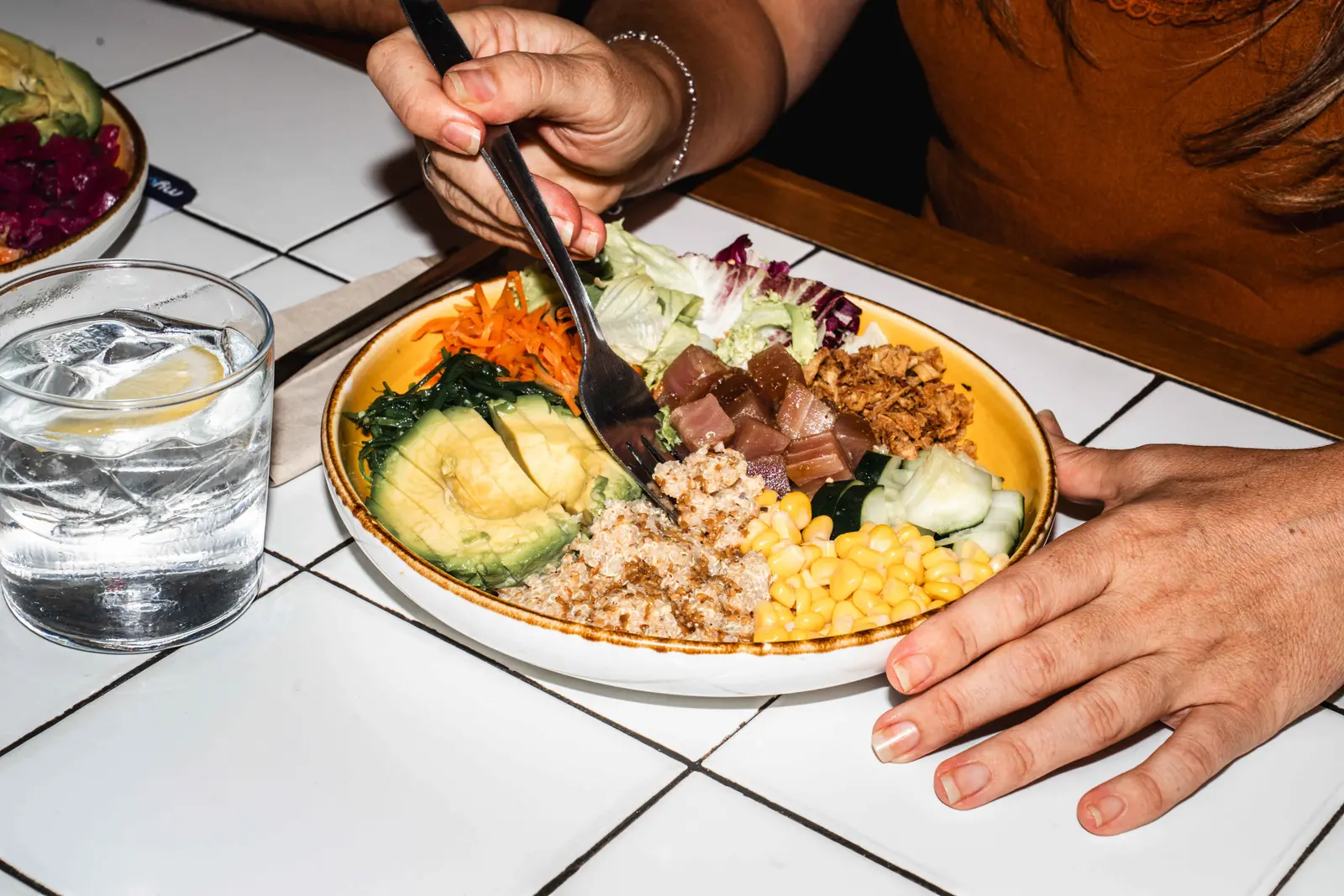Mesa compartida con bowls en Lorena