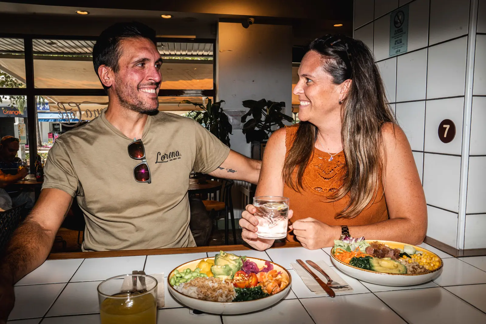 Dos personas compartiendo mesa y comida en Lorena
