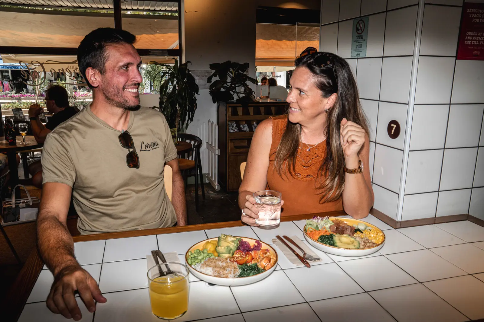 Una pareja comparte mesa en Lorena